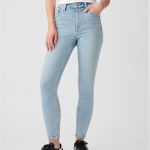 Gap High rise universal leggings NWOT. Never worn. Light color, great quality.